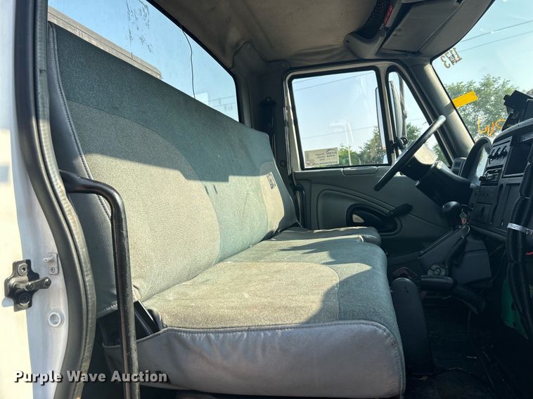 image for item DS8821 2005 International 4300  spreader truck