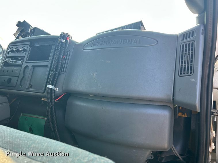 image for item DS8821 2005 International 4300  spreader truck