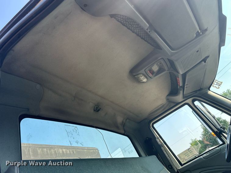 image for item DS8821 2005 International 4300  spreader truck