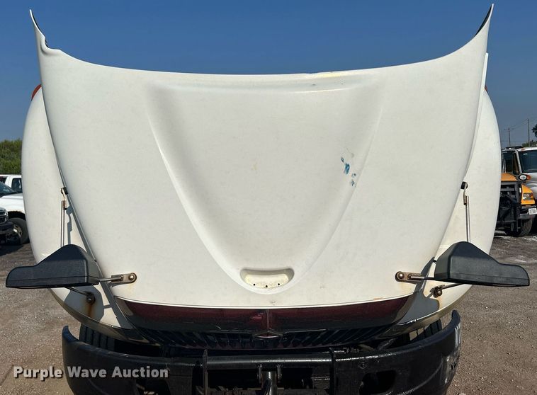 image for item DS8821 2005 International 4300  spreader truck