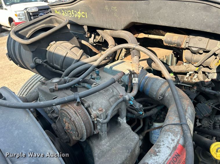 image for item DS8821 2005 International 4300  spreader truck