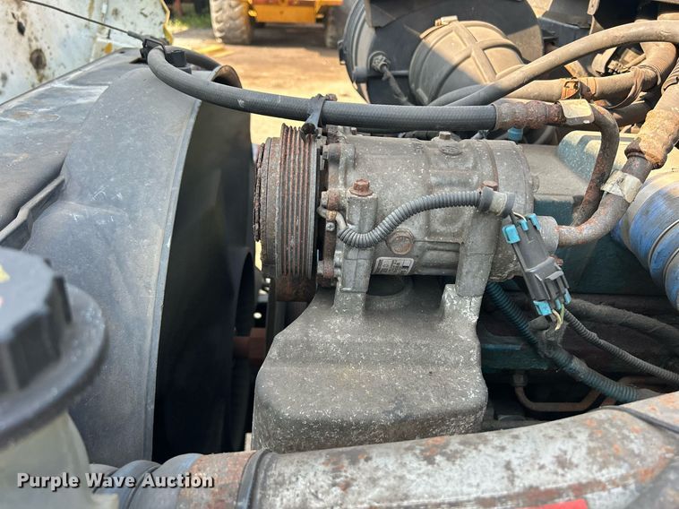 image for item DS8821 2005 International 4300  spreader truck