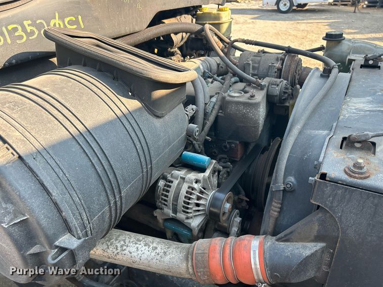 image for item DS8821 2005 International 4300  spreader truck