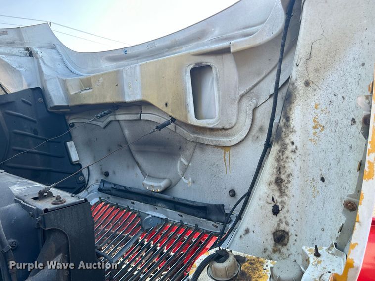 image for item DS8821 2005 International 4300  spreader truck