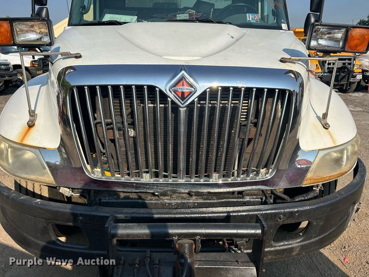 image for item DS8821 2005 International 4300  spreader truck