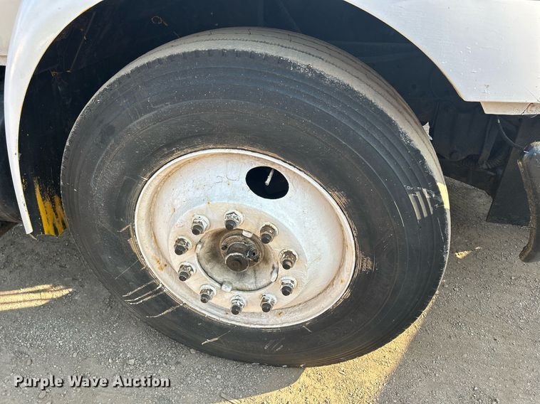 image for item DS8821 2005 International 4300  spreader truck