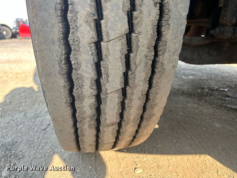 image for item DS8821 2005 International 4300  spreader truck