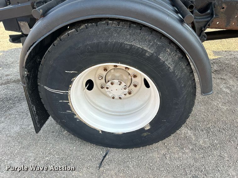 image for item DS8821 2005 International 4300  spreader truck