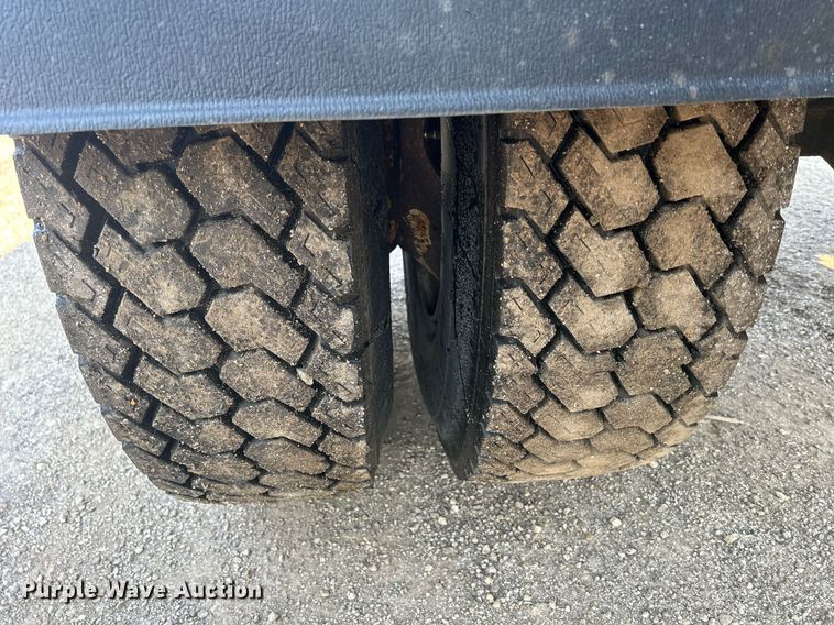 image for item DS8821 2005 International 4300  spreader truck