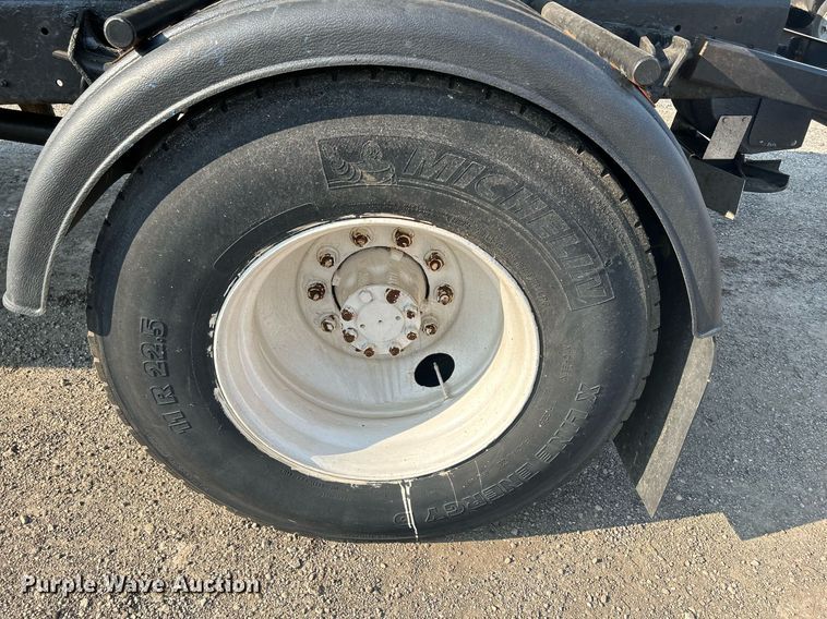 image for item DS8821 2005 International 4300  spreader truck