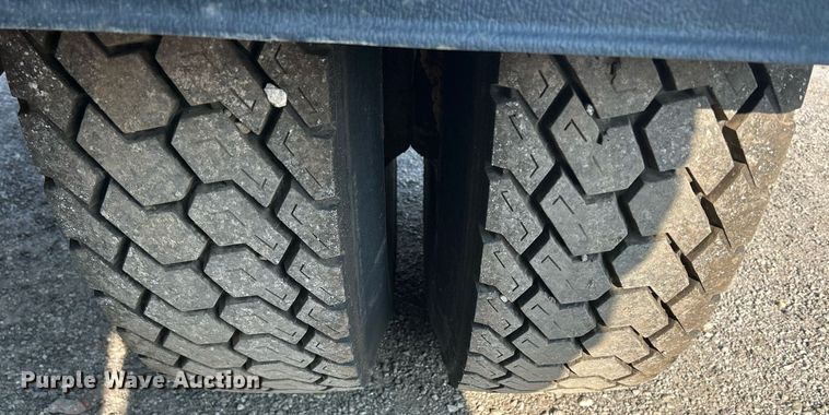 image for item DS8821 2005 International 4300  spreader truck