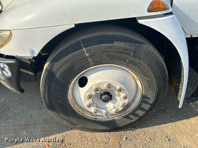 image for item DS8821 2005 International 4300  spreader truck