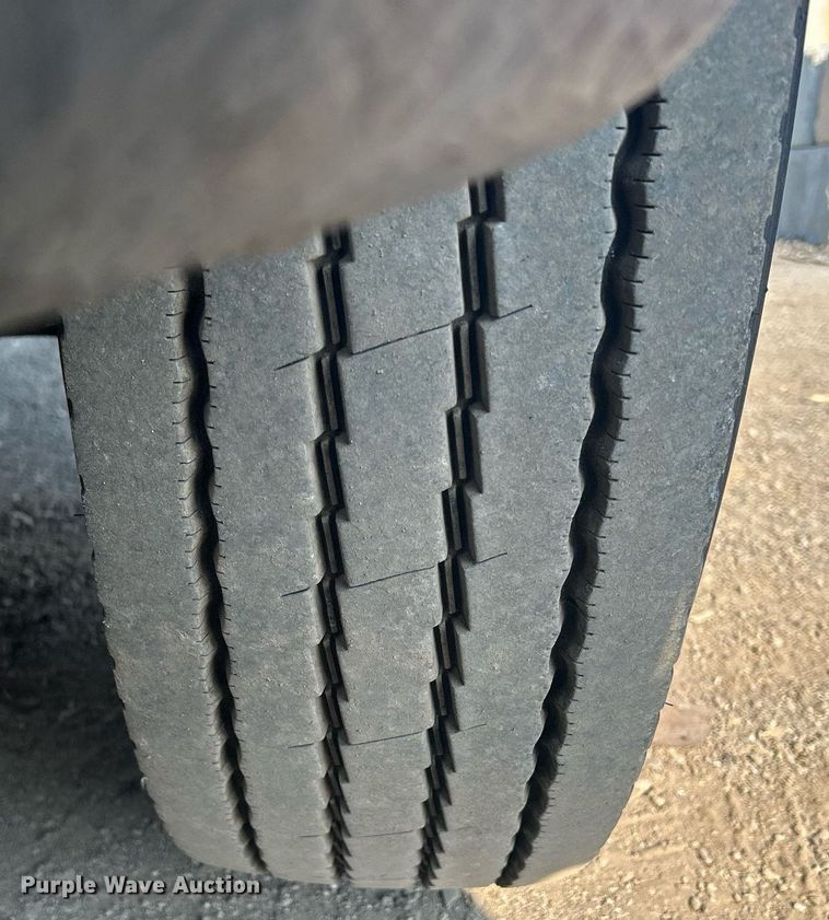 image for item DS8821 2005 International 4300  spreader truck