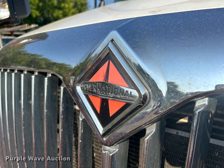 image for item DS8821 2005 International 4300  spreader truck