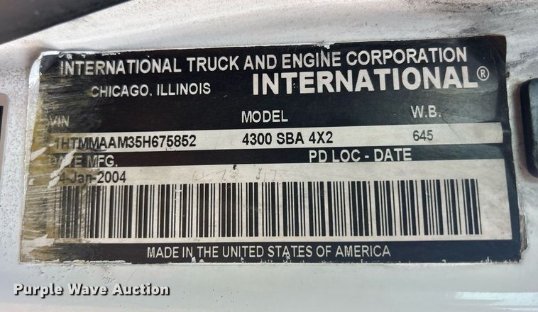 image for item DS8821 2005 International 4300  spreader truck