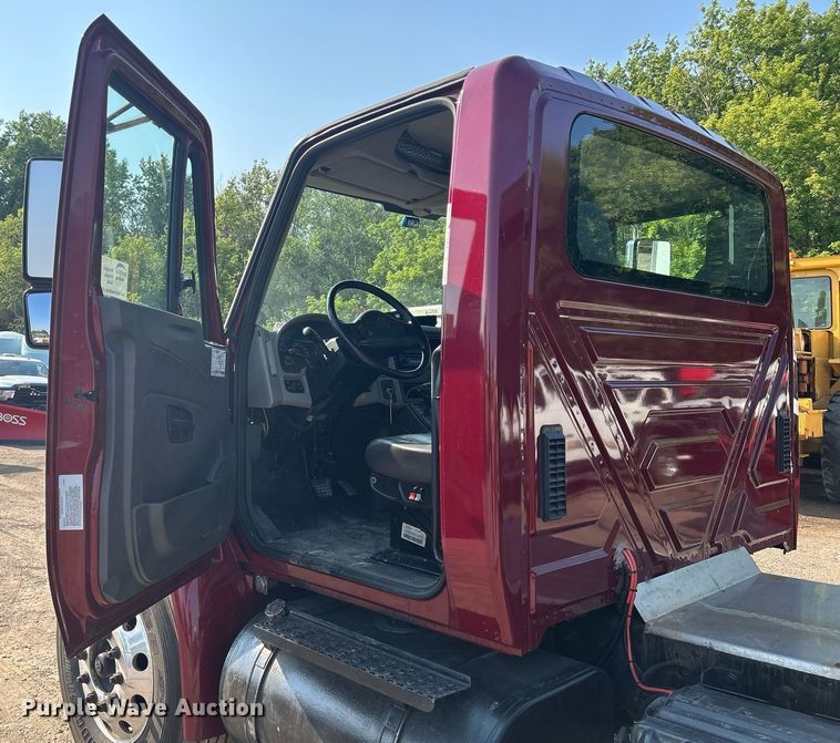 image for item DS8822 2012 International DuraStar 4300  spreader truck