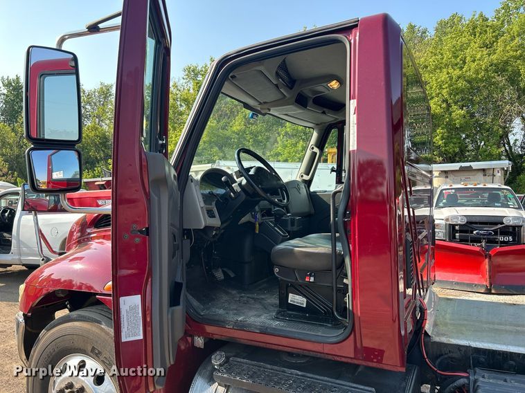 image for item DS8822 2012 International DuraStar 4300  spreader truck