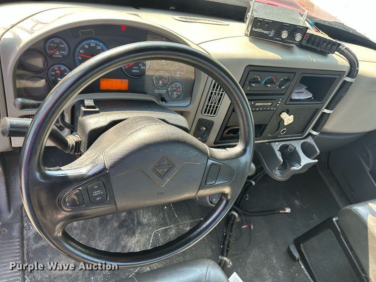 image for item DS8822 2012 International DuraStar 4300  spreader truck