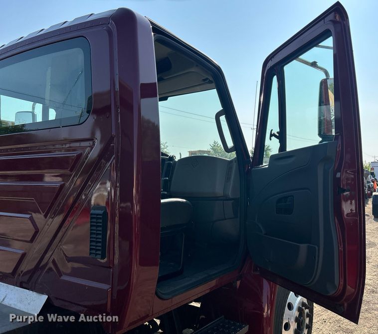 image for item DS8822 2012 International DuraStar 4300  spreader truck