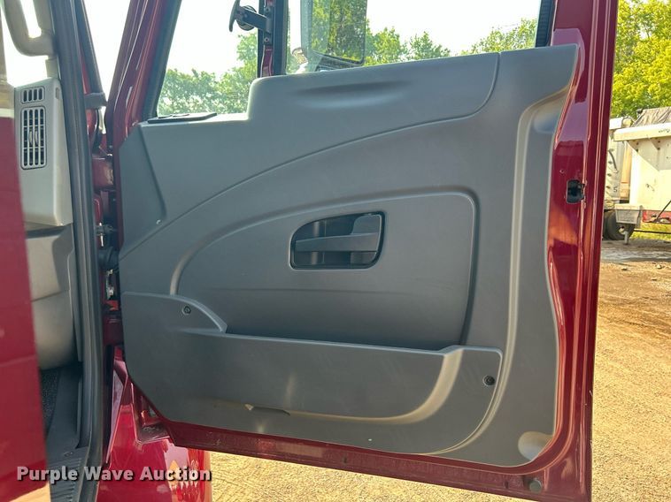 image for item DS8822 2012 International DuraStar 4300  spreader truck