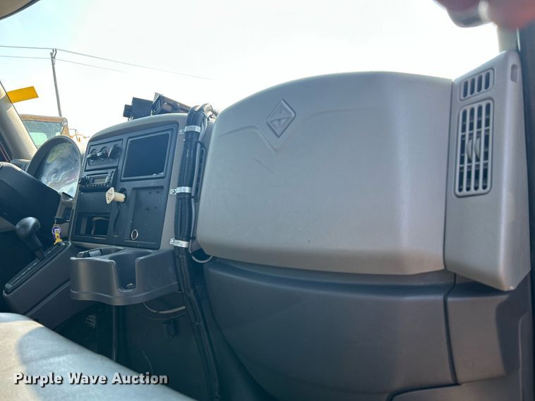 image for item DS8822 2012 International DuraStar 4300  spreader truck