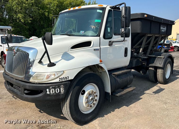 image for item DS8823 2009 International DuraStar 4300  spreader truck