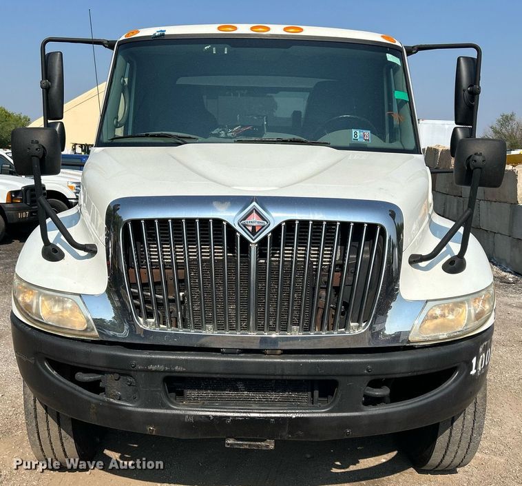 image for item DS8823 2009 International DuraStar 4300  spreader truck