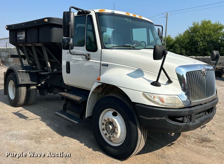 image for item DS8823 2009 International DuraStar 4300  spreader truck