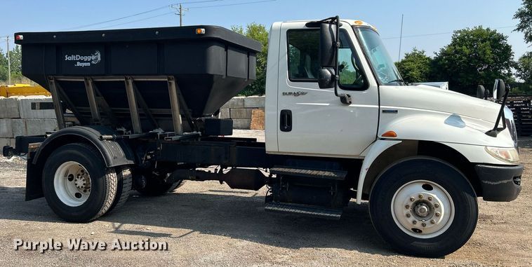 image for item DS8823 2009 International DuraStar 4300  spreader truck