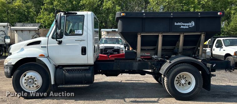 image for item DS8823 2009 International DuraStar 4300  spreader truck