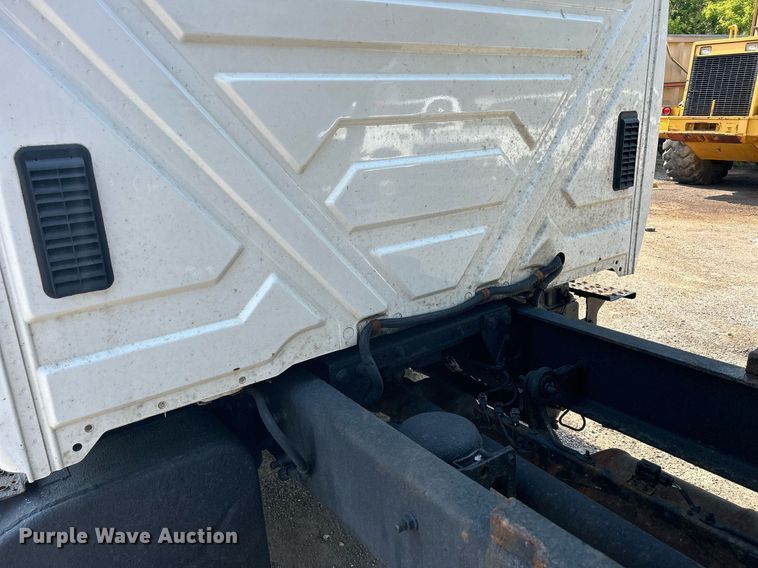 image for item DS8823 2009 International DuraStar 4300  spreader truck