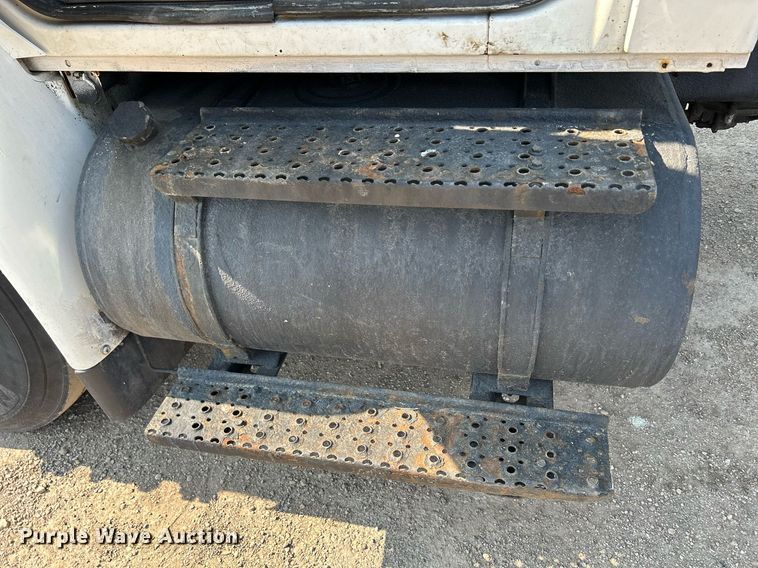 image for item DS8823 2009 International DuraStar 4300  spreader truck