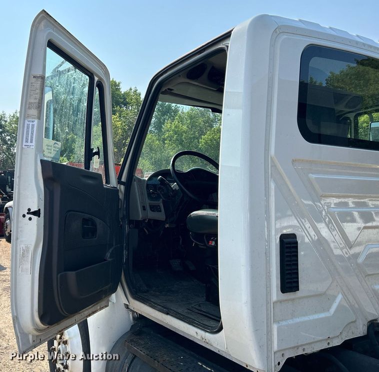 image for item DS8823 2009 International DuraStar 4300  spreader truck