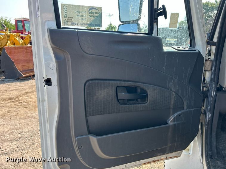 image for item DS8823 2009 International DuraStar 4300  spreader truck