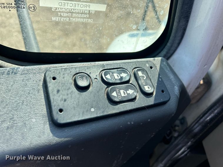 image for item DS8823 2009 International DuraStar 4300  spreader truck