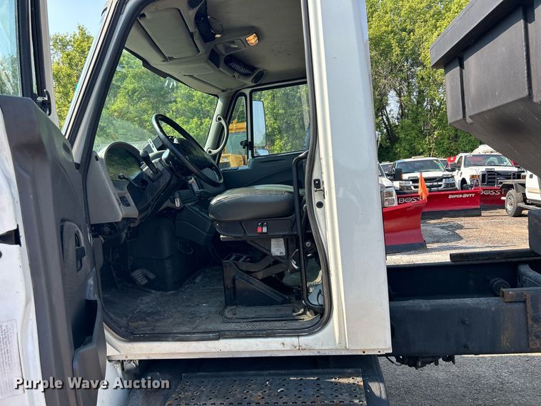 image for item DS8823 2009 International DuraStar 4300  spreader truck