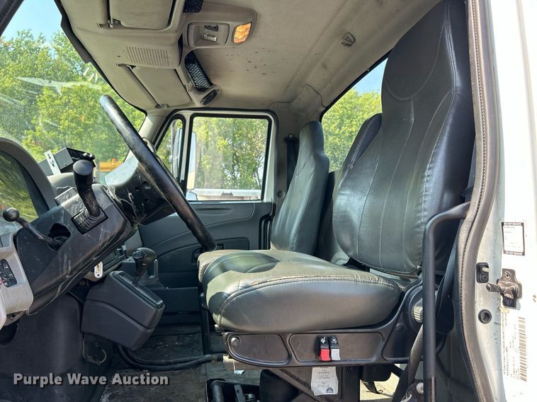 image for item DS8823 2009 International DuraStar 4300  spreader truck