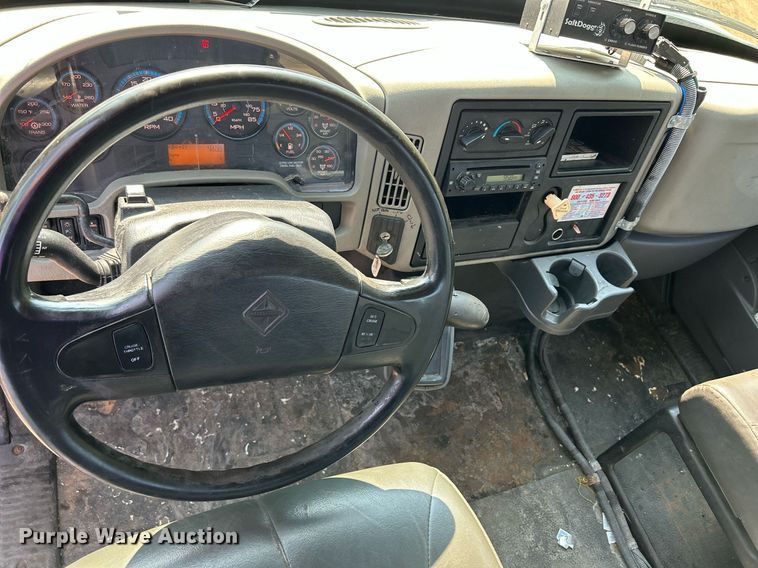 image for item DS8823 2009 International DuraStar 4300  spreader truck