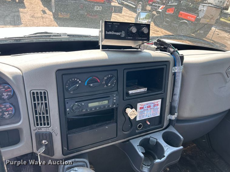 image for item DS8823 2009 International DuraStar 4300  spreader truck