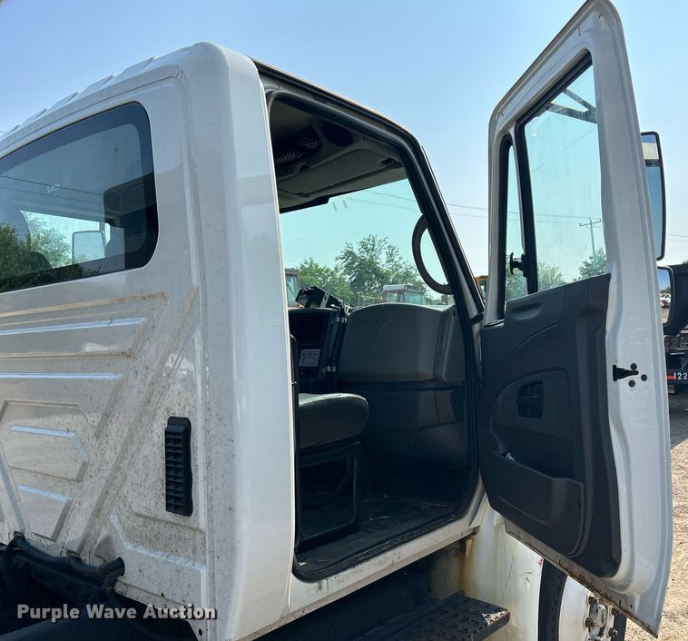 image for item DS8823 2009 International DuraStar 4300  spreader truck