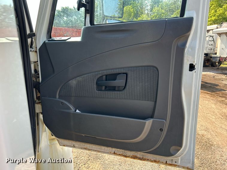 image for item DS8823 2009 International DuraStar 4300  spreader truck