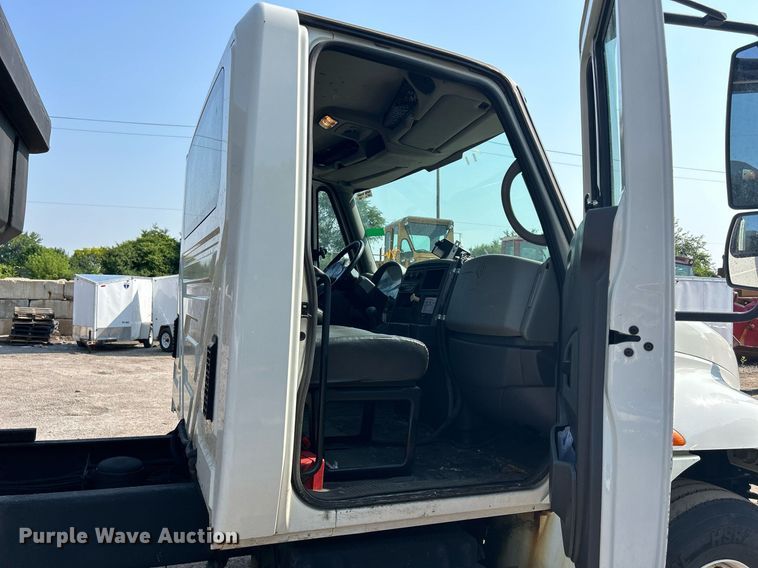 image for item DS8823 2009 International DuraStar 4300  spreader truck