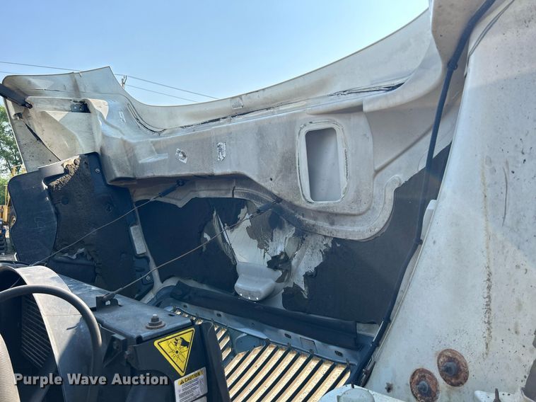 image for item DS8823 2009 International DuraStar 4300  spreader truck