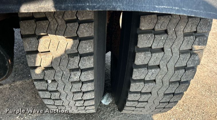 image for item DS8823 2009 International DuraStar 4300  spreader truck