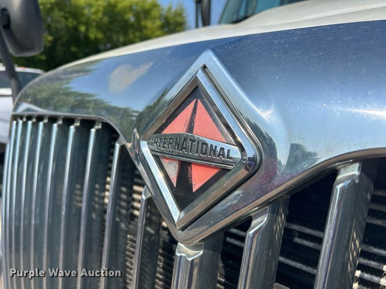 image for item DS8823 2009 International DuraStar 4300  spreader truck