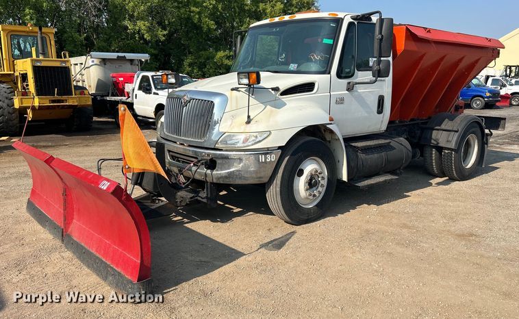 image for item DS8824 2006 International 4300  spreader truck