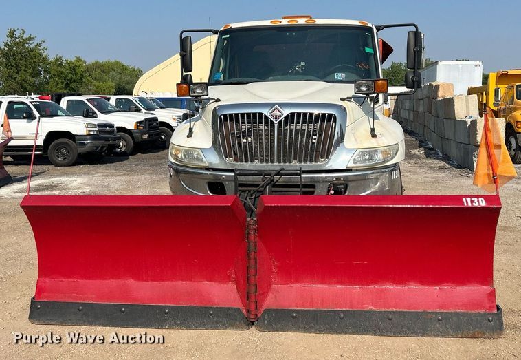 image for item DS8824 2006 International 4300  spreader truck