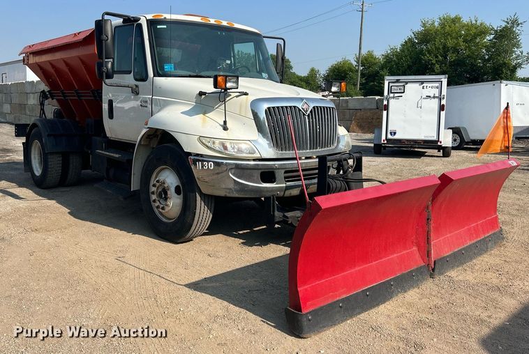 image for item DS8824 2006 International 4300  spreader truck