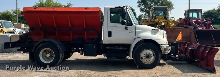 image for item DS8824 2006 International 4300  spreader truck