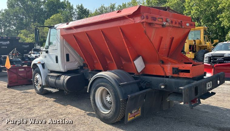 image for item DS8824 2006 International 4300  spreader truck